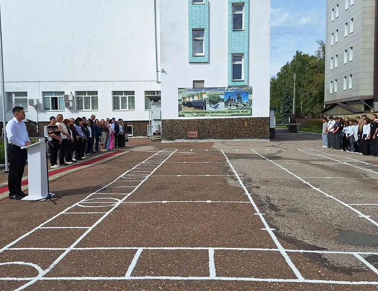 Первая торжественная линейка СКФКУиС: стройными рядами – в новый учебный год!