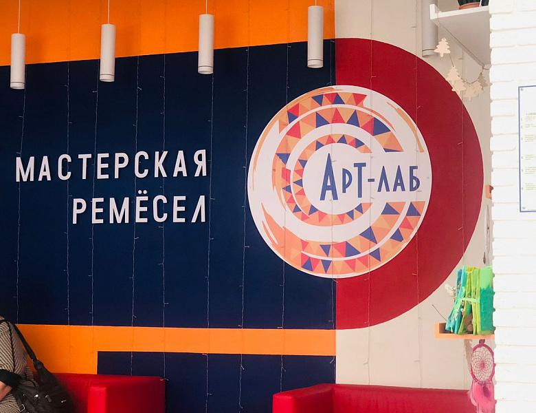 Творчество и забота: мастер-класс в Юношеской библиотеке – подарок ко Дню учителя от студентов СКФКУиС!