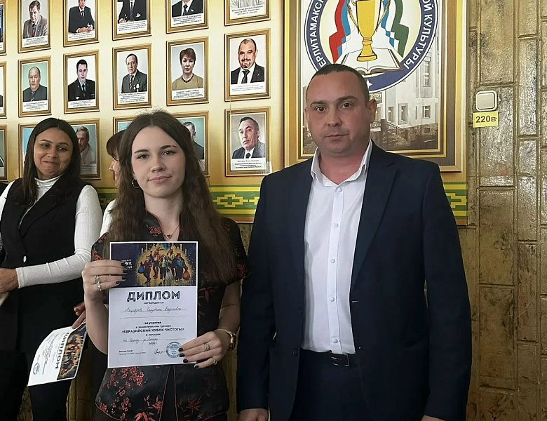 Торжественная линейка в СКФКУиС: единство традиций, труда и молодёжной энергии!